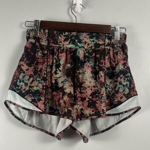 Lululemon Athletica Hotty Hot Low-Rise Lined Short 2.5" Stencil Blossom Red Sz 6